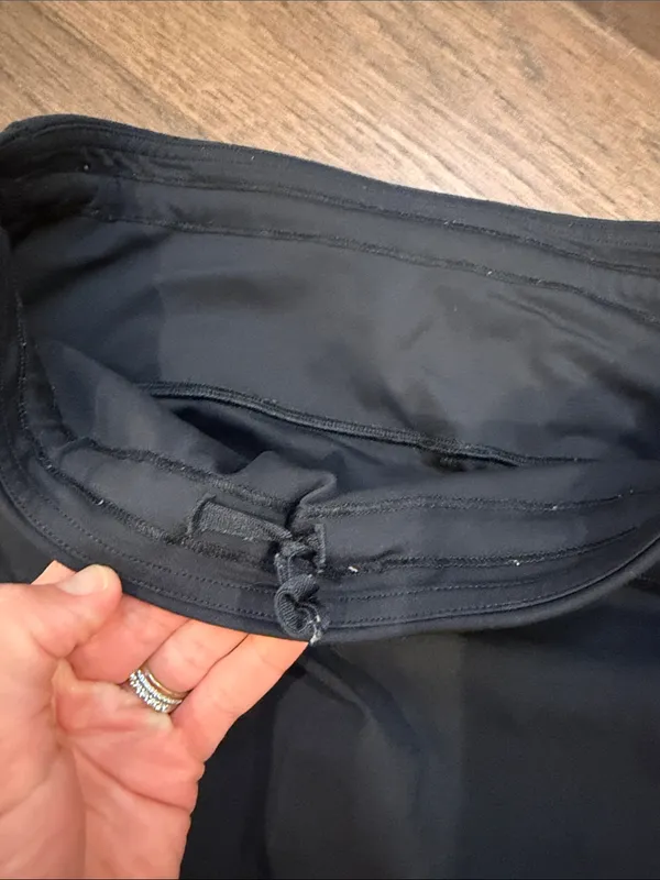 Lululemon High Rise Black Athletic Cropped Legging Size 8 - C11-517 - Image 4