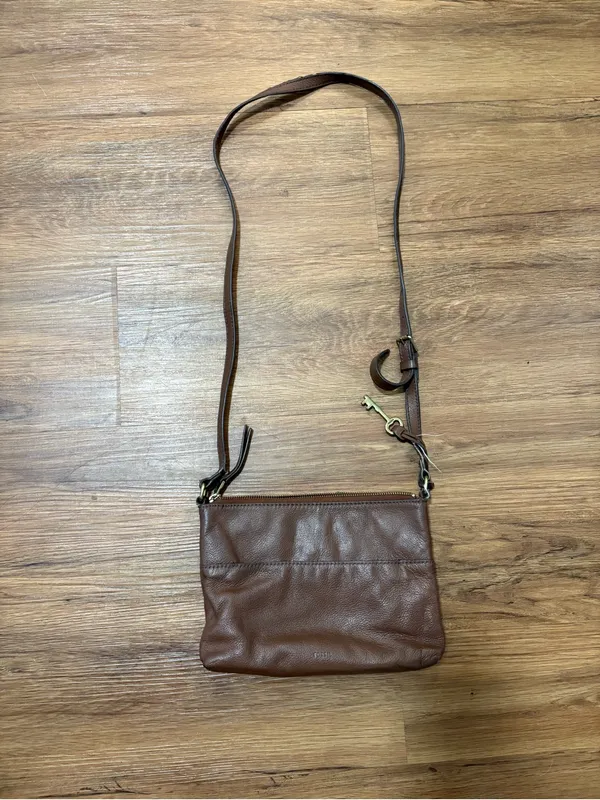 Fossil Brown Leather Crossbody Purse Adjustable Strap Key Charm Zip Top Bag - Image 2