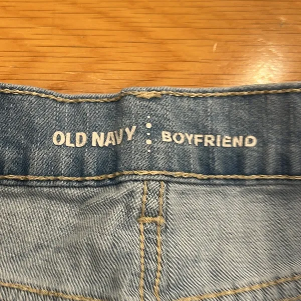 Old navy women’s distressed boyfriends Jean short size 8. - Image 6