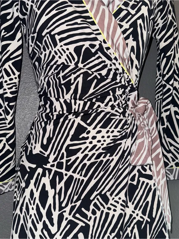BCBGMAXAZARIA New w $158 Tags Abstract Print Wrap V-Neck Dress XS - Small - Image 6