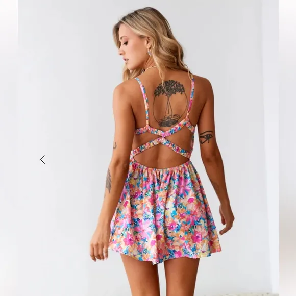 White Fox Women’s Size M Plunge Neck Playsuit Romper Floral Tropical Resort‎ - Image 7
