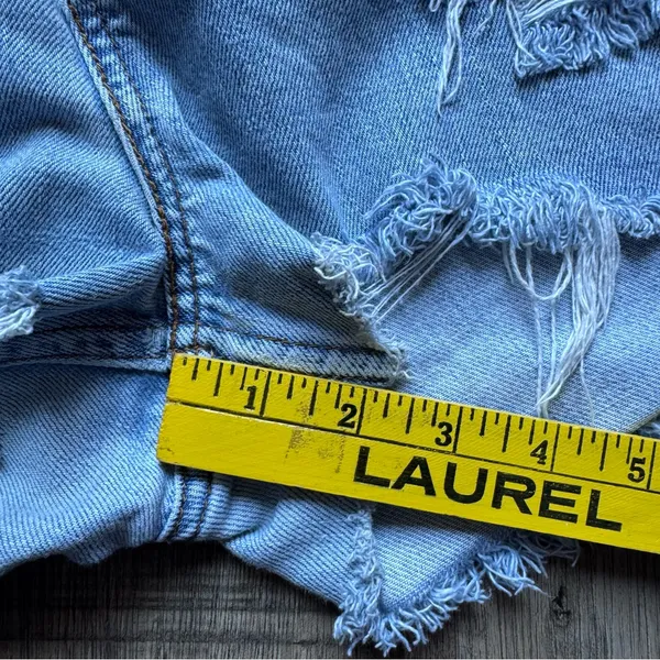 Y2K Levi’s Comfort Fit Distressed Cutoff Shorts - Image 7