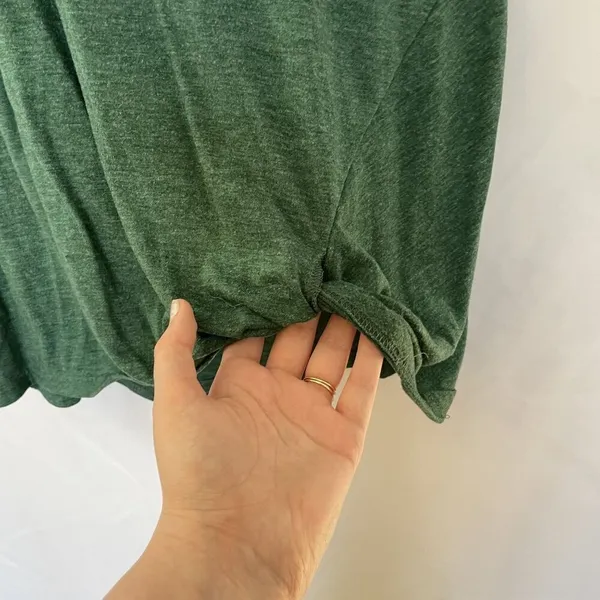 Women's‎ size medium green athletic short sleeved summer shirt side knot - Image 4