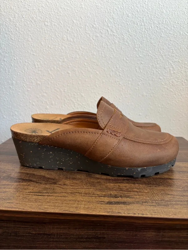 OTBT Women's Homage Wedge Clogs - Image 3