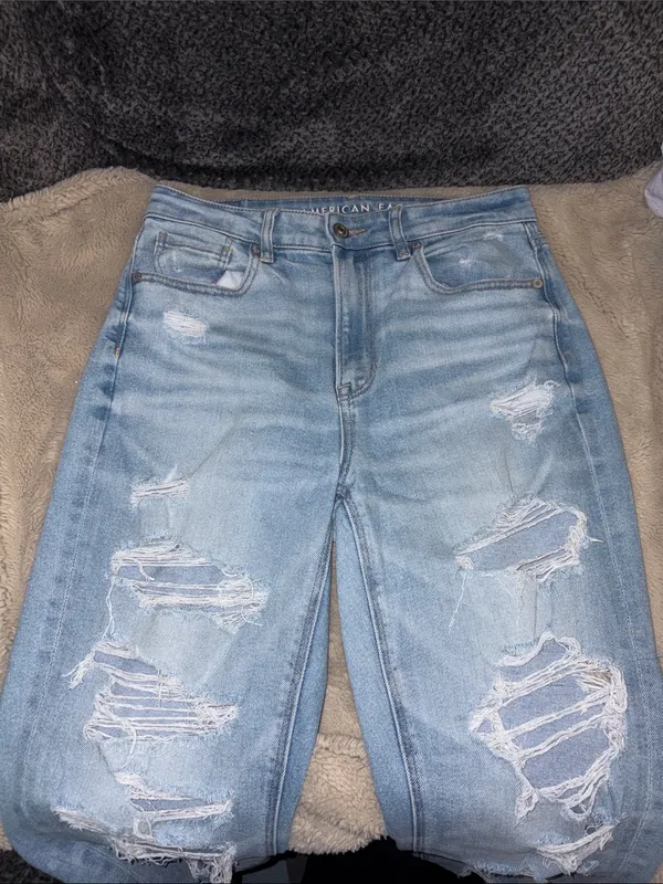 American Eagle Ripped Mom Jeans, Size 6 Short - Image 2