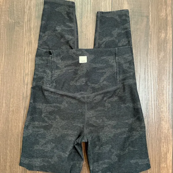 Vuori Clean Elevation Leggings Grey Camo High Rise Zip Pocket XS VW444 Legging - Image 4