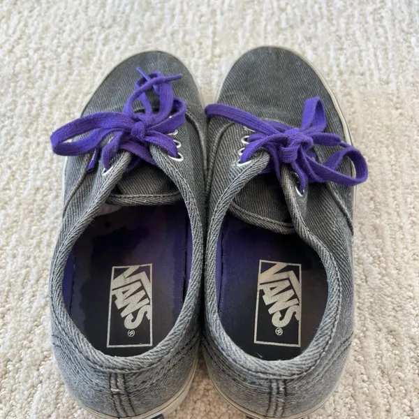 Vans Charcoal Gray tie up shoes w/ Purple laces & logo tag Women Sz 7 Men Sz 5.5 - Image 5