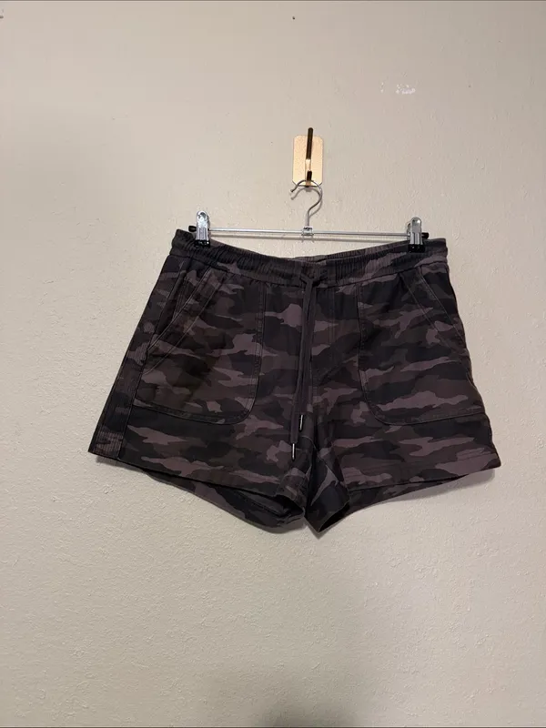 Athleta Camo Green Farallon Shorts Size 8 Tall - Image 2