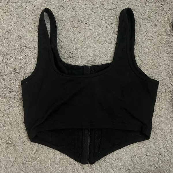 Black cropped corset top Loose threading at the bottom but no noticeable flaws Very soft fabric Shein size Small - Image 4