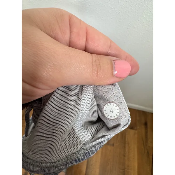 Lululemon Free To Be Wild Sports Bra Size 4‎ Grey White Strappy Yoga Gym Bra - Image 6