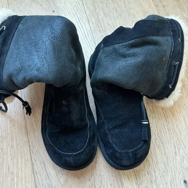Ugg suburb Tassle size 6 shoes black sheepskin shearling lined winter boots - Image 5