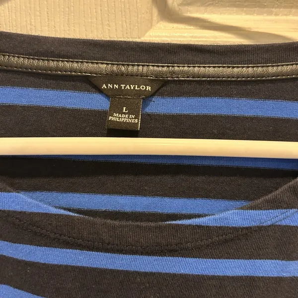 Ann‎ Taylor Woman's Navy And Blue Stripe Shoulder Zip Cotton Tee Size Large - Image 2