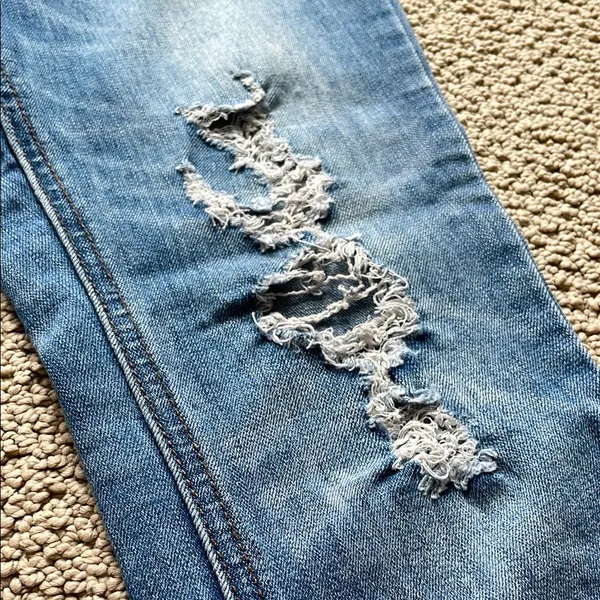 Indigo Rein Distressed Ankle Jeans in Blue - Image 8