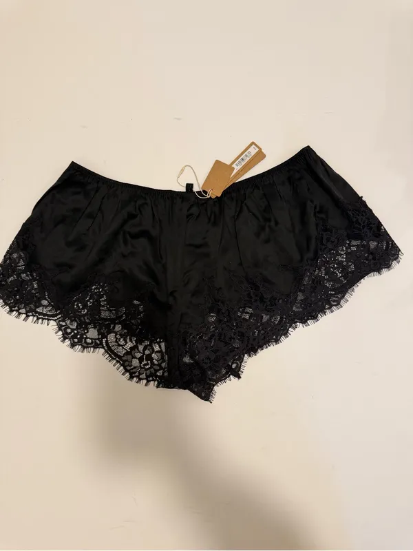 SKIMS Silk Lace Black Onyx Cami & Short Set Size Medium - Image 8