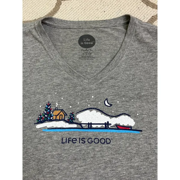 Life Is Good V-Neck Crusher Tee Winter Cabin Snowy Waterfront Shirt Size S - Image 3