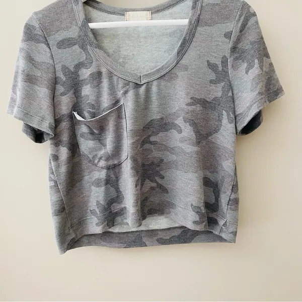 Altar'd State Crop Camo Top Tee Shirt Gray Sz Small - Image 3