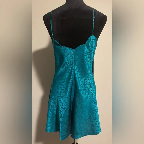 EUC Victoria’s Secret Vintage Blue Scalloped Satin Slip size medium - Image 3
