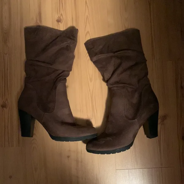 NEW Women WhiteMt brown boots SZ 11 - Image 2