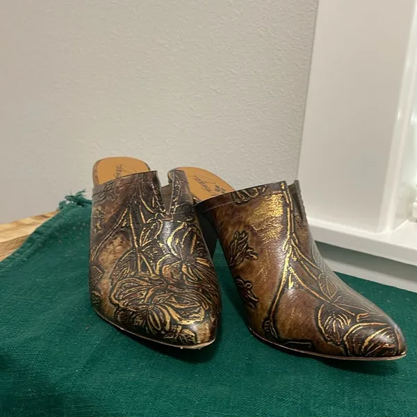 Patricia Nash Mules/clogs Ruffina Bronze Florals - Image 4