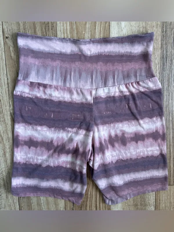 Danskin Lounge purple and pink tie-dye shorts women’s size small - Image 4
