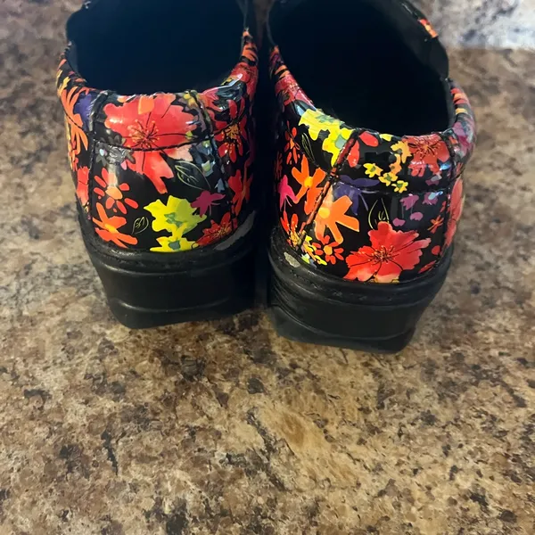 Klogs non-slip floral shoe. There‎ are some black off the toe and heel 7.5M - Image 3