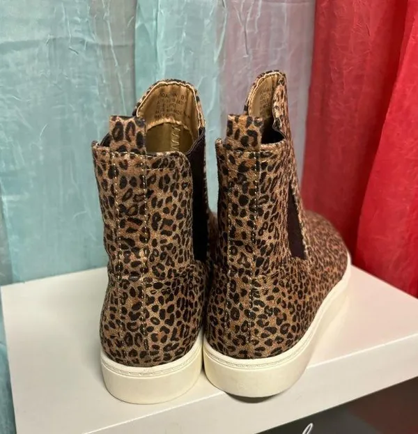 booties w/box size 8.5 - Image 4