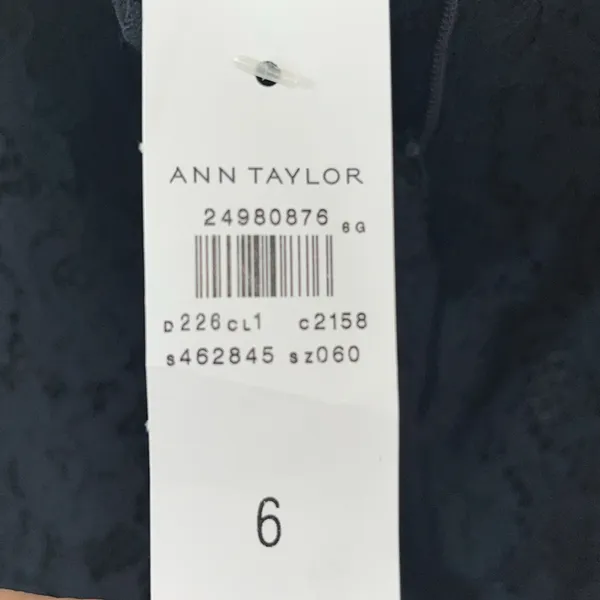 Ann Taylor navy lace shorts with pockets in size 6 - Image 5