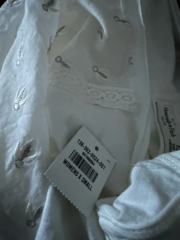 Abercrombie & Fitch Cream Embroidered 3/4 shirt is a size XS. - Image 6
