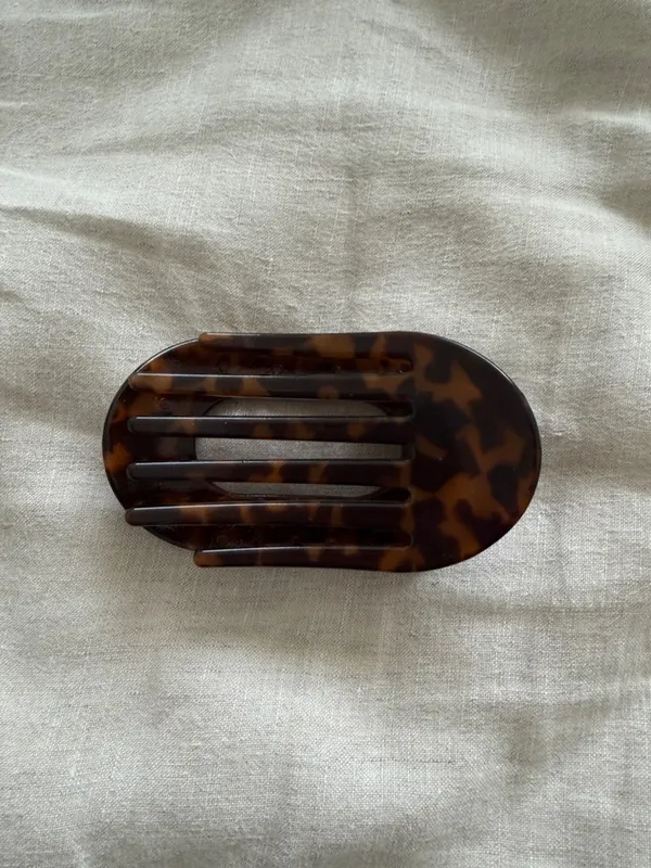 Tortoiseshell Oval Women’s Hair Clip Brown - Image 2