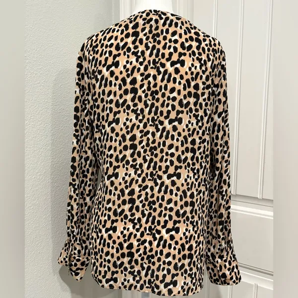 Banana Republic Animal Print V-Neck Blouse Size M - Image 2