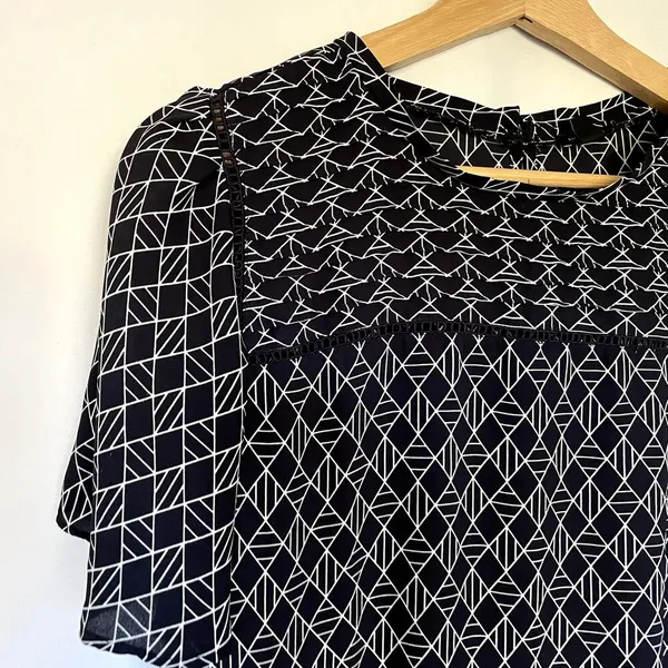 Ann Taylor flutter sleeve black white‎ geometric patterned women's size small - Image 2
