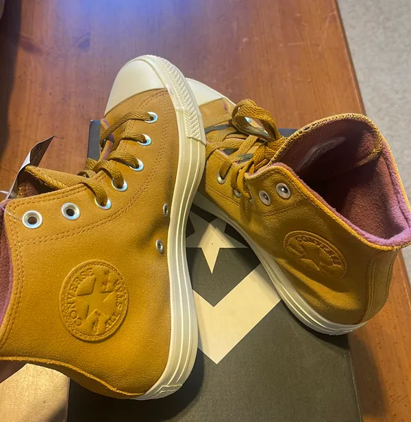 Converse New All Star, Chuck Taylor Sneaker High Top Women 7.5 - Image 3