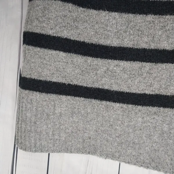 Abercrombie & Fitch Gray and Black Striped Cropped Casual 90’s Women's Top - Image 10