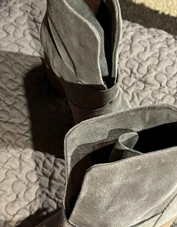 Isola Lavoy Grey Leather Stacked Heel Ankle Boots Size 7M Gorgeous NWOT - Image 8