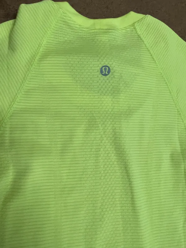 Lululemon Size 2 Short Sleeve Highlight Yellow Swiftly - Image 5