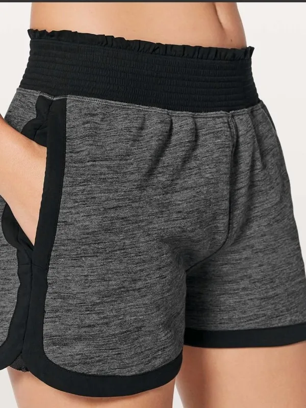 Lululemon Cool and Collected Women's Active Shorts Size 6 - Image 2