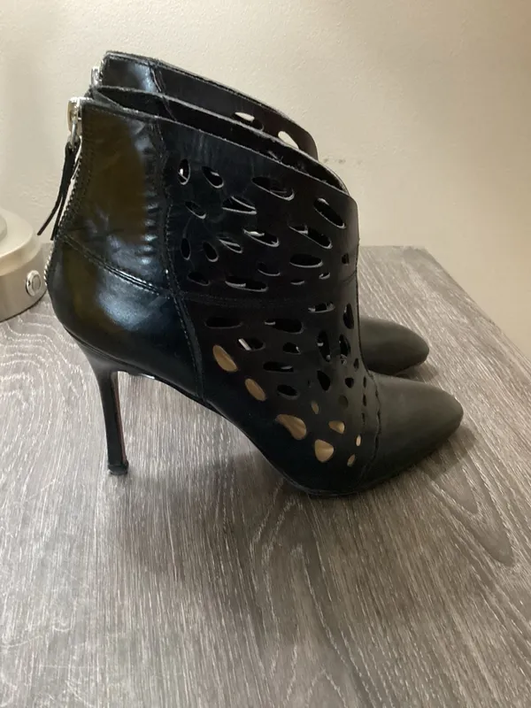 Nine West Darenne Heeled Bootie Size 8.5M Black Leather Cutout - Image 2