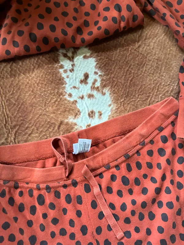 Hanna Andersson 2-piece pajama set in the Black Spots on Amber Wood print 100% organic cotton Size XL - Image 5