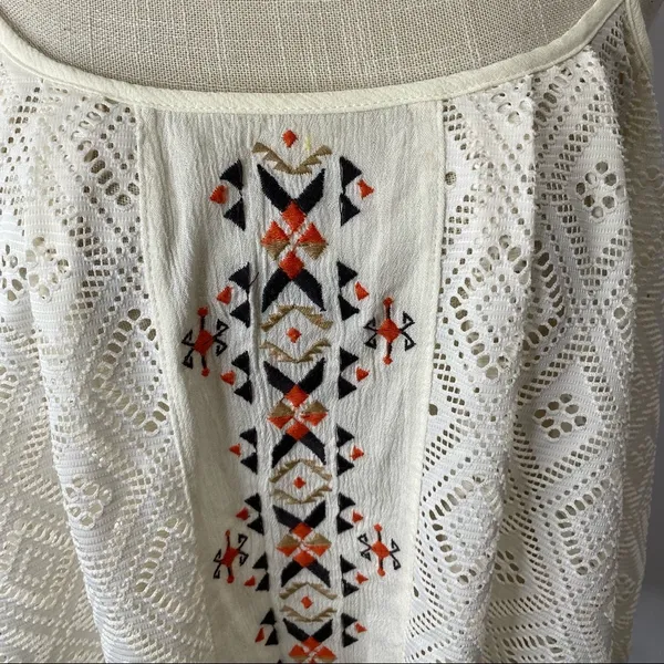 Miss Me lace eyelet cold shoulder top size small embroidered front - Image 2