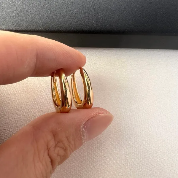 Small Oval Gold Hoop Earrings for Women - Image 4
