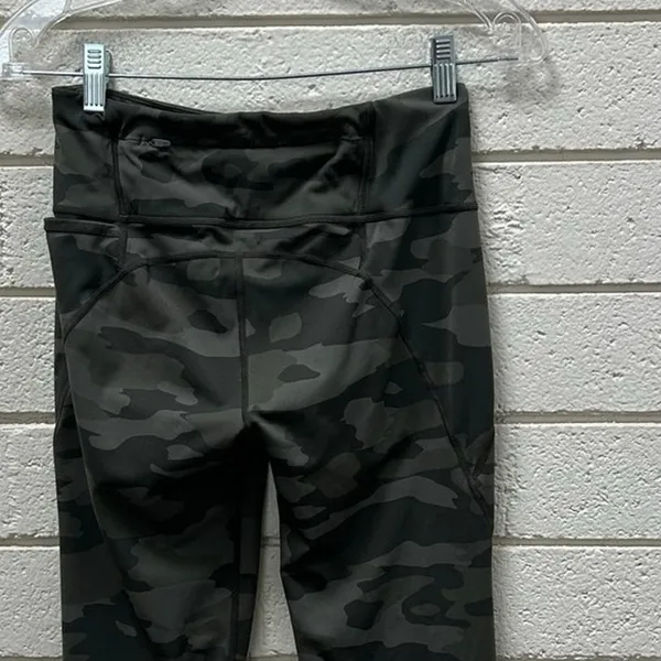 Sweaty Betty Power 7/8 Length leggings in a green camo print size S - Image 6