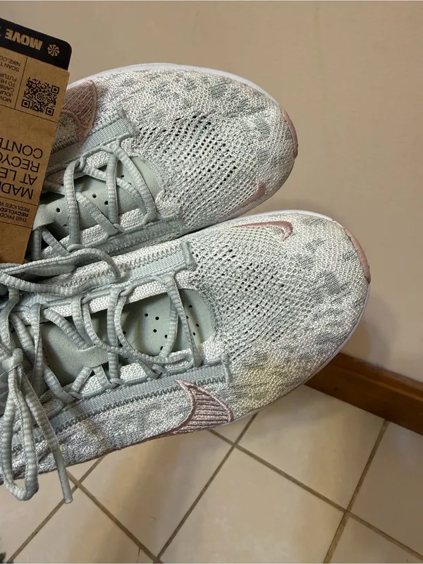 Nike | Move to Zero Light green and pink sneakers size 8.5 - Image 3