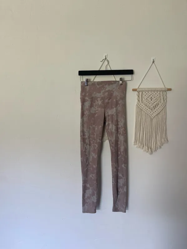 Vuori Clean Elevation Leggings in Dusty Rose & Heather Gray - Image 2