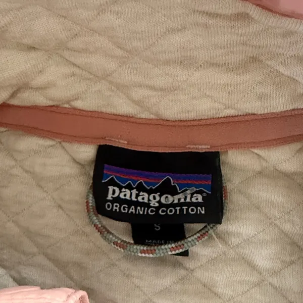 Patagonia Women's Cream and Mauve Organic Cotton Quilt Snap-T Pullover Small - Image 6