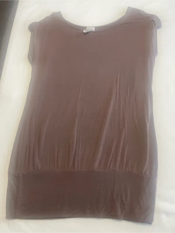 Scoop Neck Short Sleeve Top in Mauve Brown - Image 2