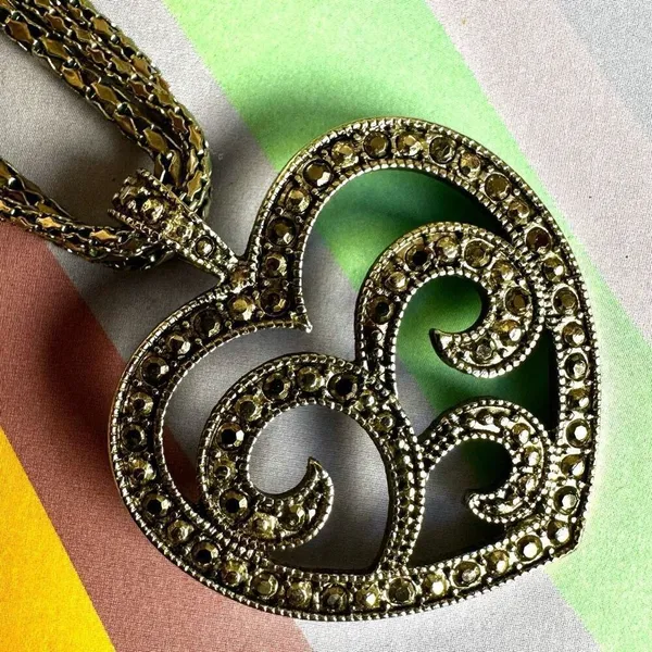Silver tone Marcasite Heart Pendant necklace - Image 9