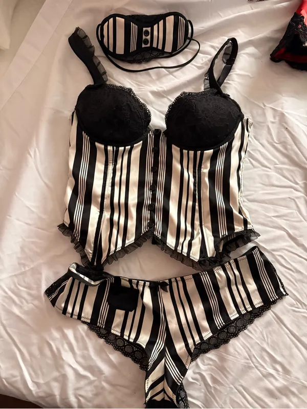 Chantal Thomass rare 4 piece set Black - Image 2