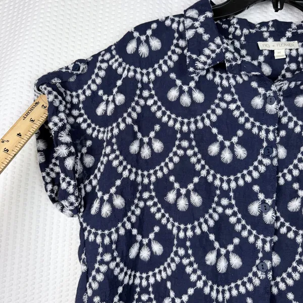 Fig + Flower Navy Blue White Embroidered Button Front Blouse Short Sleeve Medium - Image 5