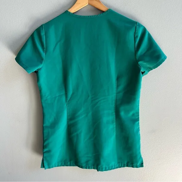 Figs Casma Three-Pocket Scrub Top in Limited Edition Kelly Green XXS Medical - Image 2