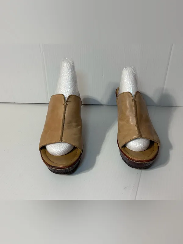 b.o.c. Leather Wedge Slide Sandals women size 8 M - Image 2